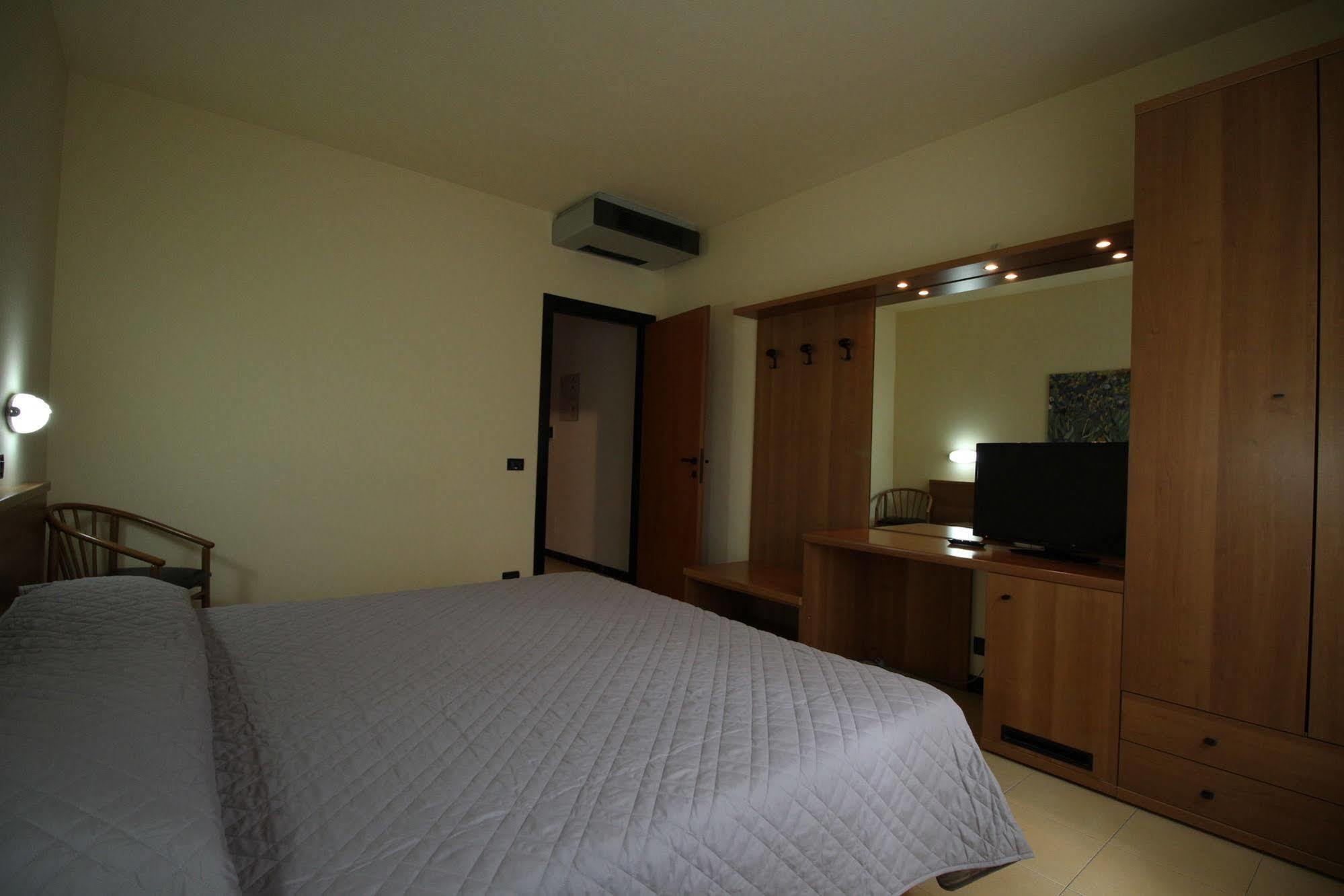 Hotel Italia أُكْيوبيلّو المظهر الخارجي الصورة